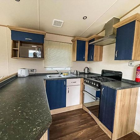Hotel Lovely 6 Berth Caravan With Decking And Wifi In Kent, Ref 47017C Whitstable Exteriér fotografie