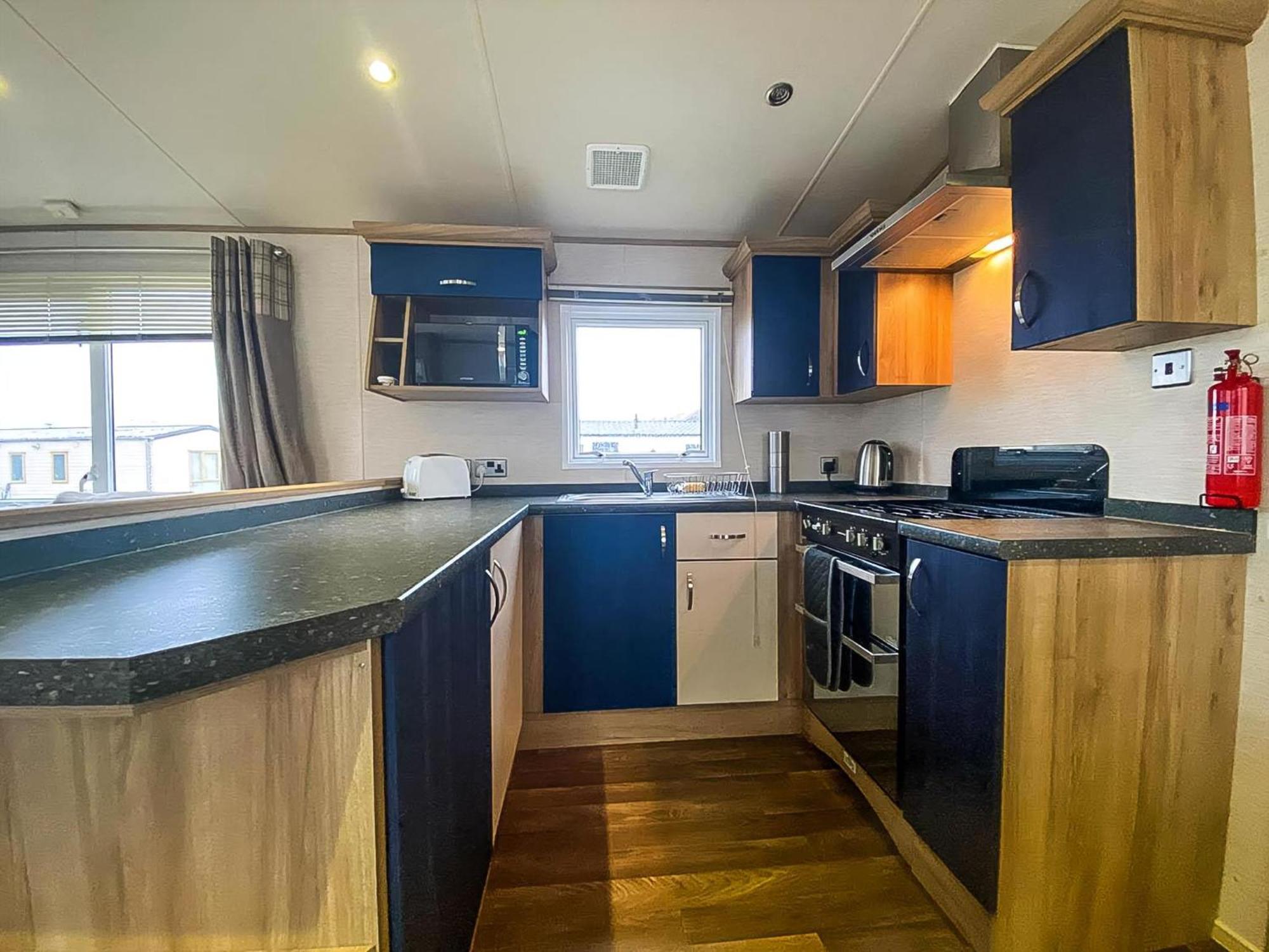 Hotel Lovely 6 Berth Caravan With Decking And Wifi In Kent, Ref 47017C Whitstable Exteriér fotografie