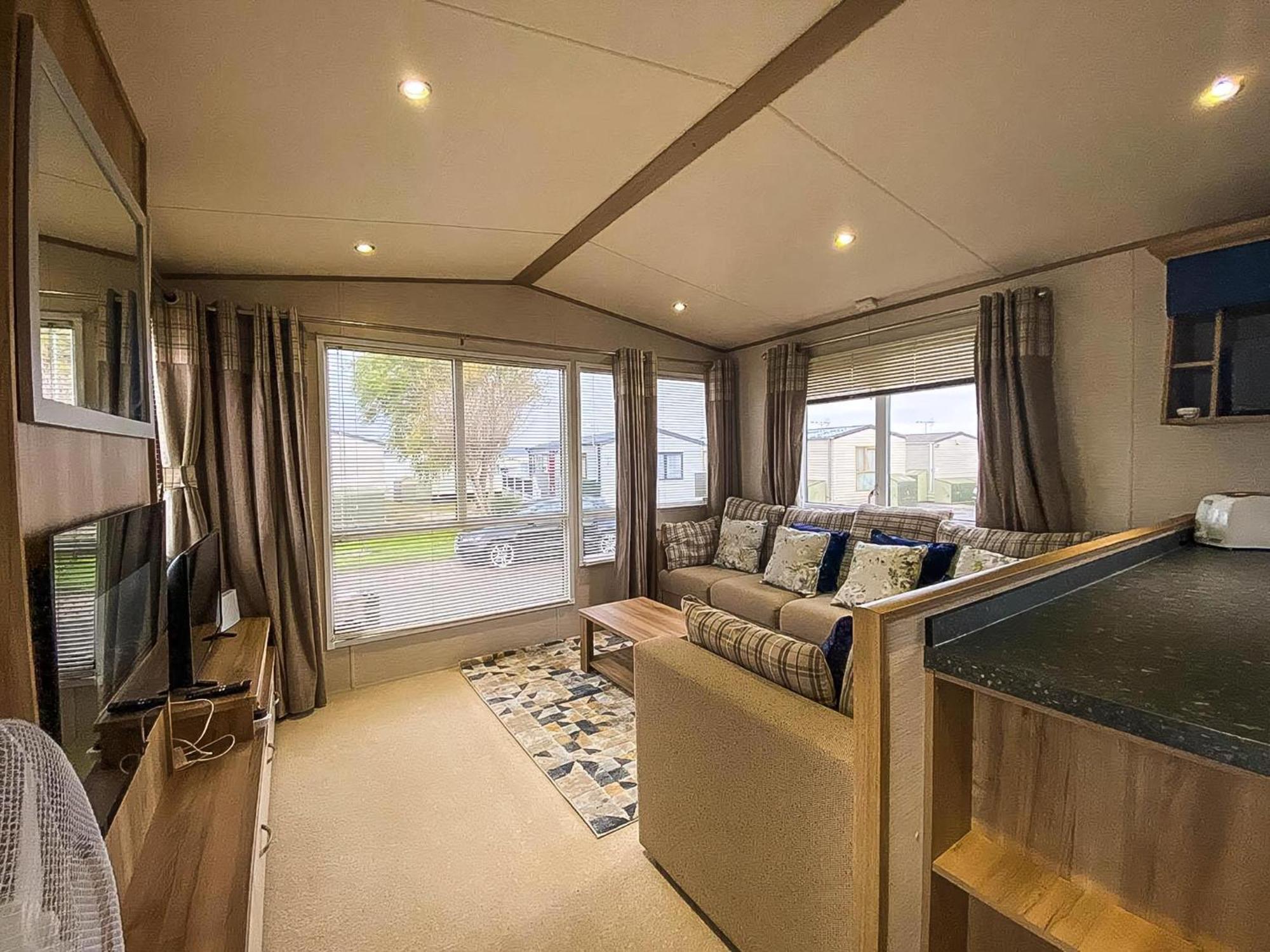 Hotel Lovely 6 Berth Caravan With Decking And Wifi In Kent, Ref 47017C Whitstable Exteriér fotografie