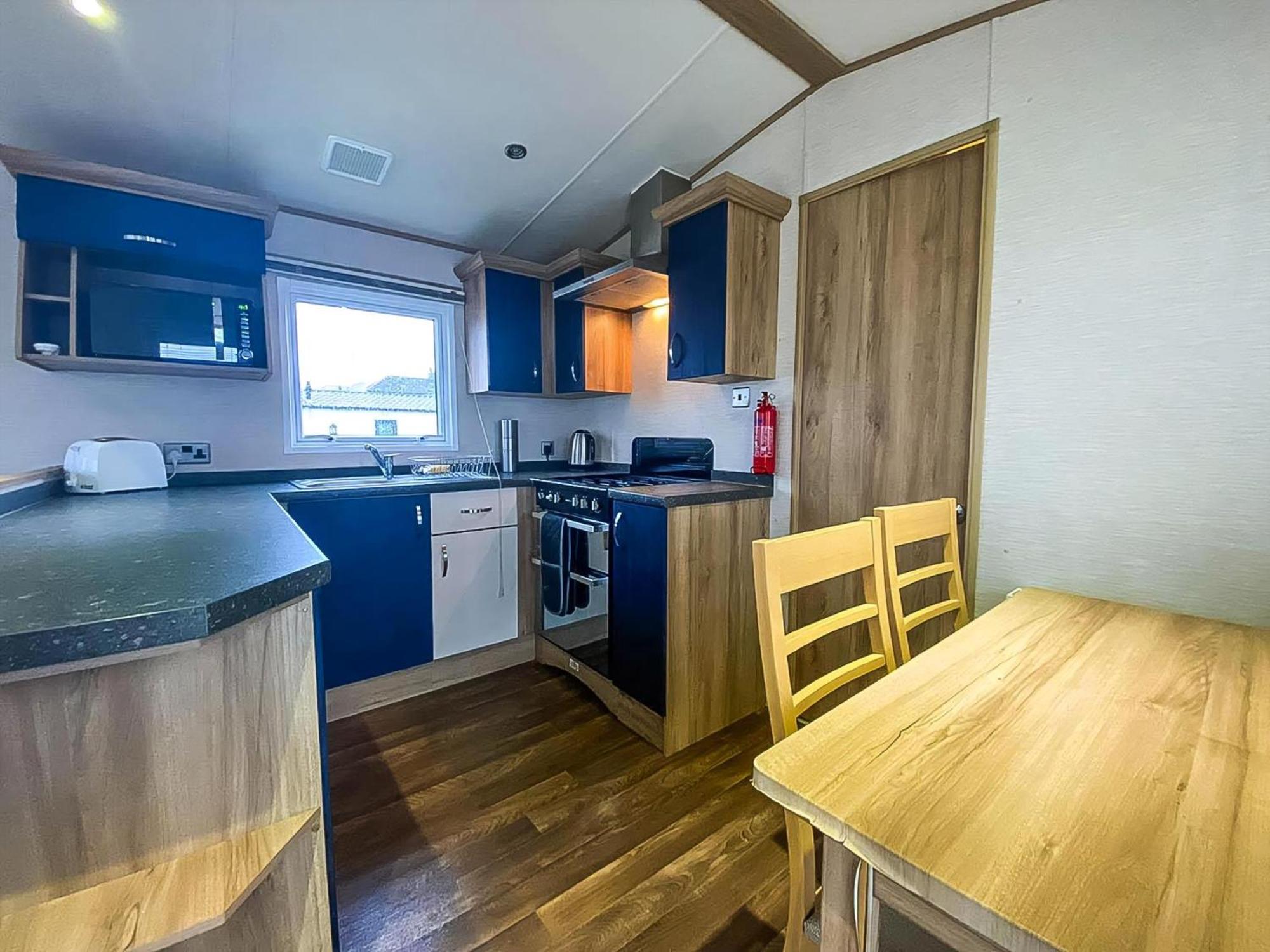 Hotel Lovely 6 Berth Caravan With Decking And Wifi In Kent, Ref 47017C Whitstable Exteriér fotografie