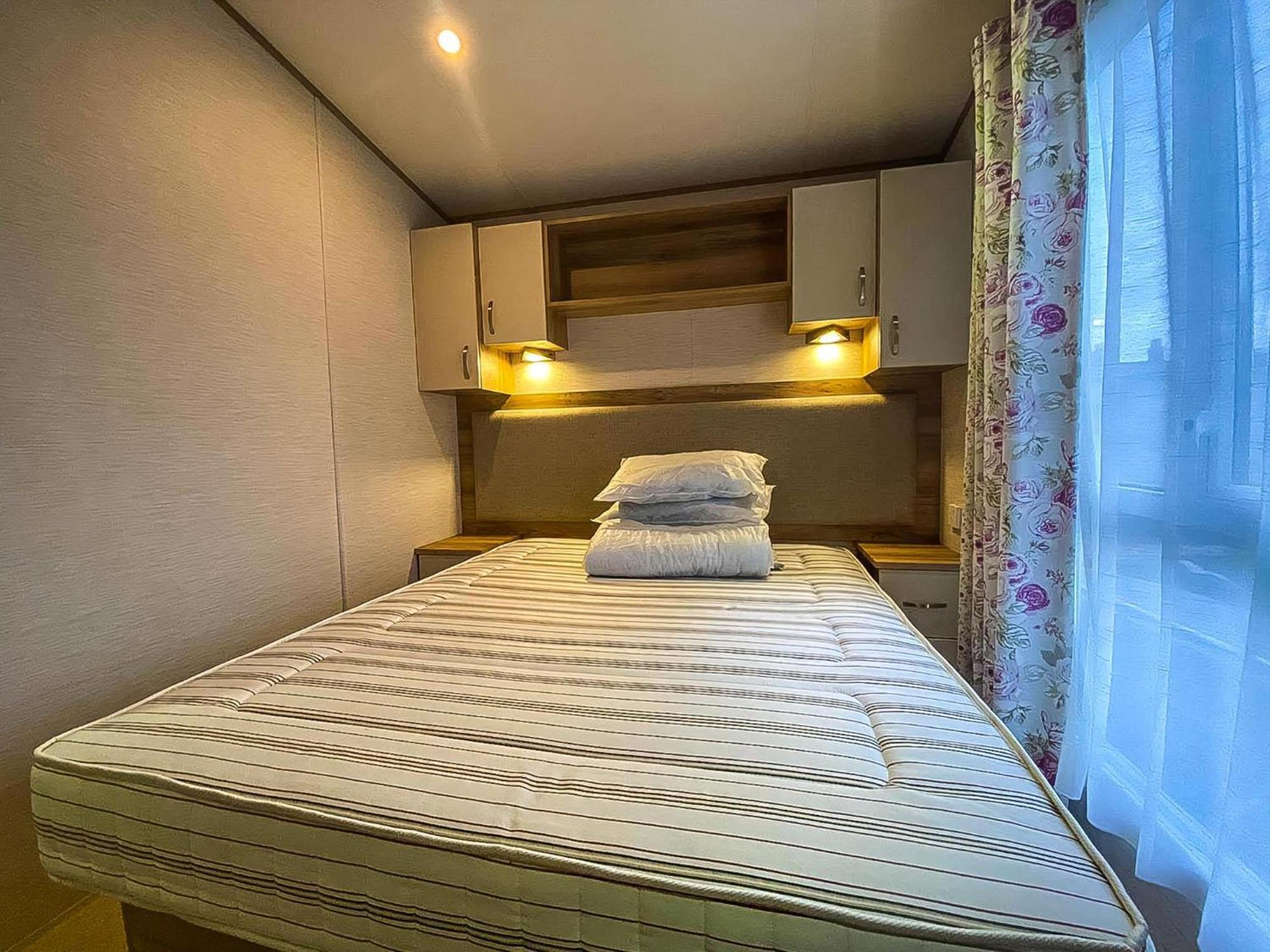 Hotel Lovely 6 Berth Caravan With Decking And Wifi In Kent, Ref 47017C Whitstable Exteriér fotografie