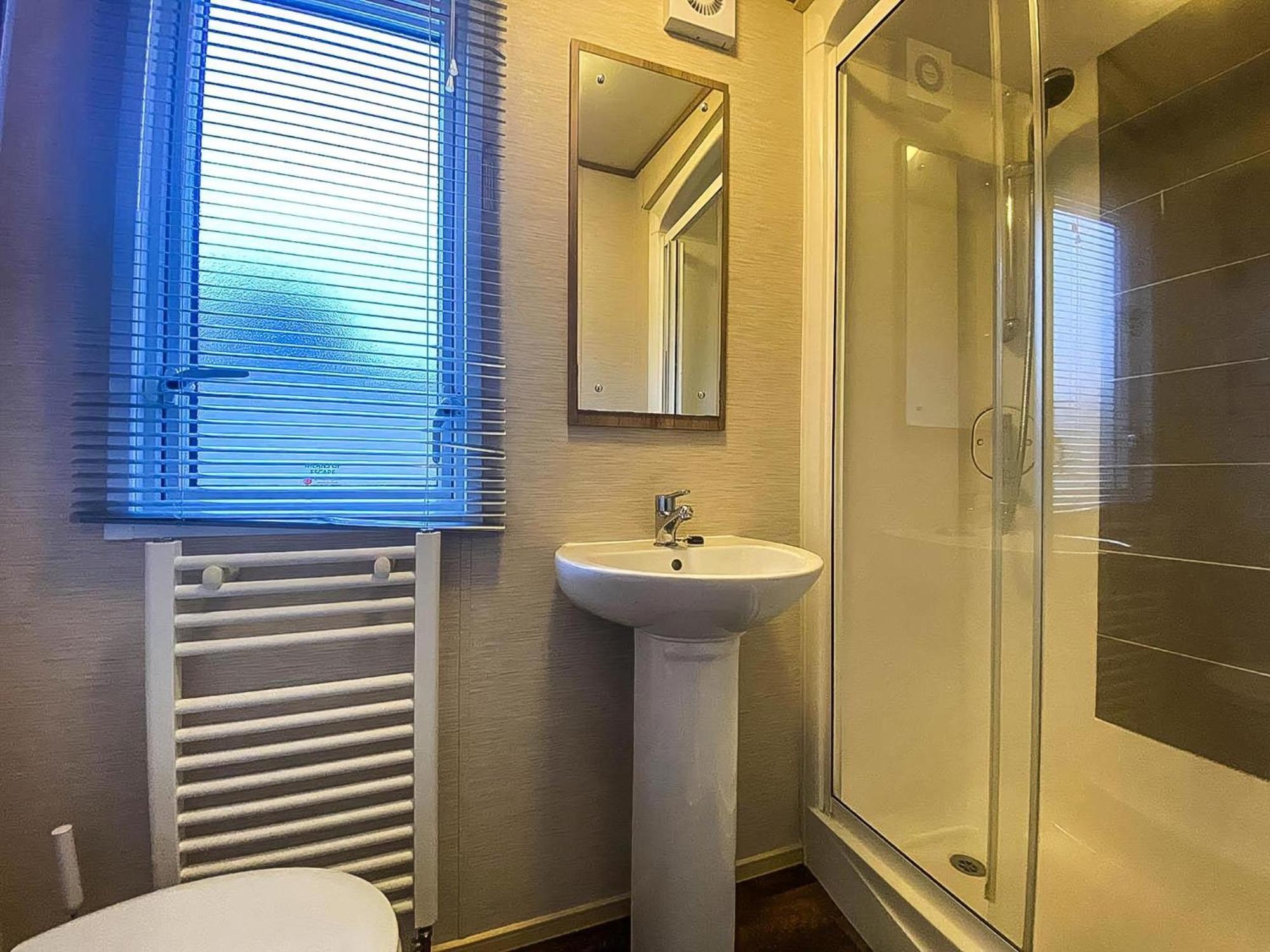Hotel Lovely 6 Berth Caravan With Decking And Wifi In Kent, Ref 47017C Whitstable Exteriér fotografie