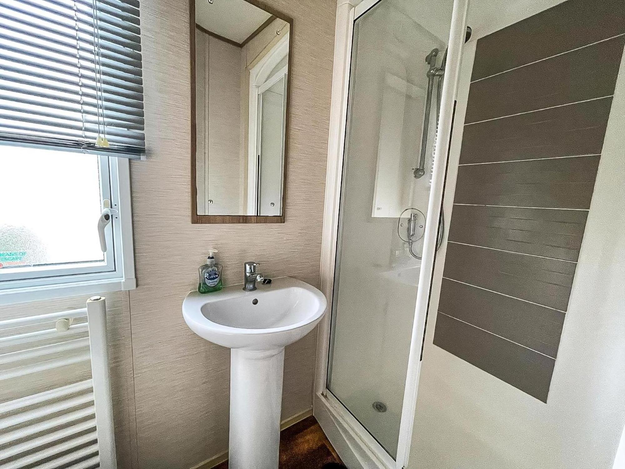 Hotel Lovely 6 Berth Caravan With Decking And Wifi In Kent, Ref 47017C Whitstable Exteriér fotografie