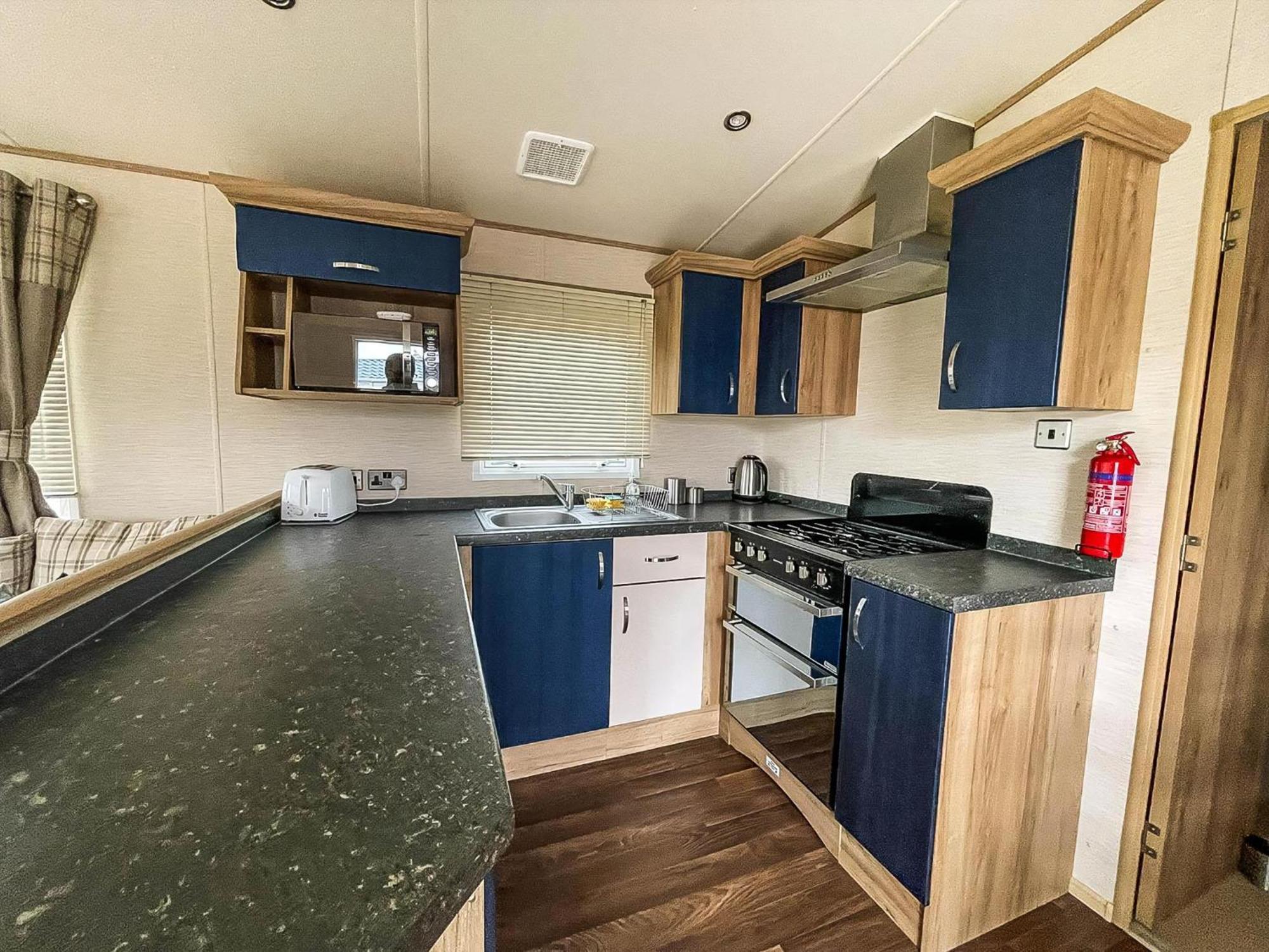 Hotel Lovely 6 Berth Caravan With Decking And Wifi In Kent, Ref 47017C Whitstable Exteriér fotografie